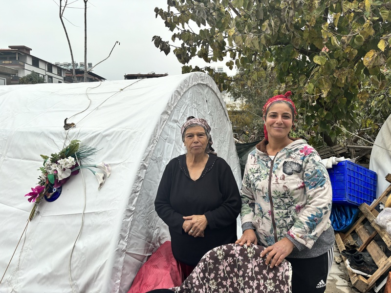 Deux femmes devant une tente