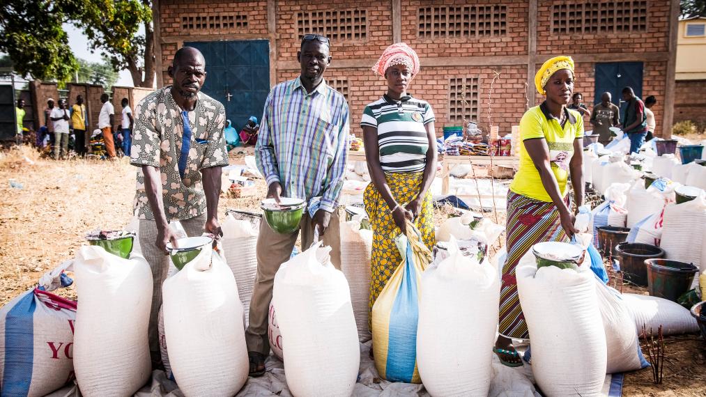 Des hommes et femmes au Burkina Faso avec des sacs de grains