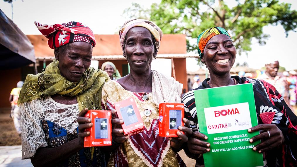 3 femmes au Burkina Faso avec des portables