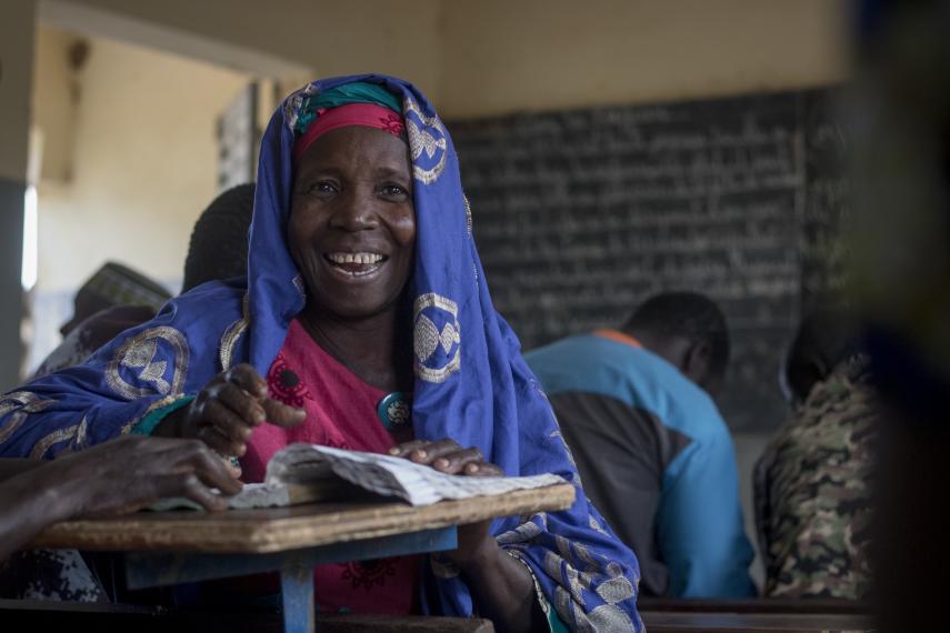 Une femme au Mali à l'école