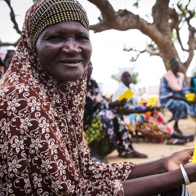 Une femme au Burkina Faso un livre à la main
